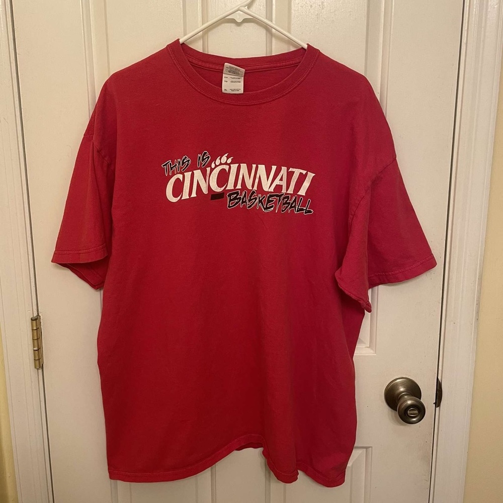 Cincinnati Bearcats Men’s Basketball Y2K Red T-Shirt